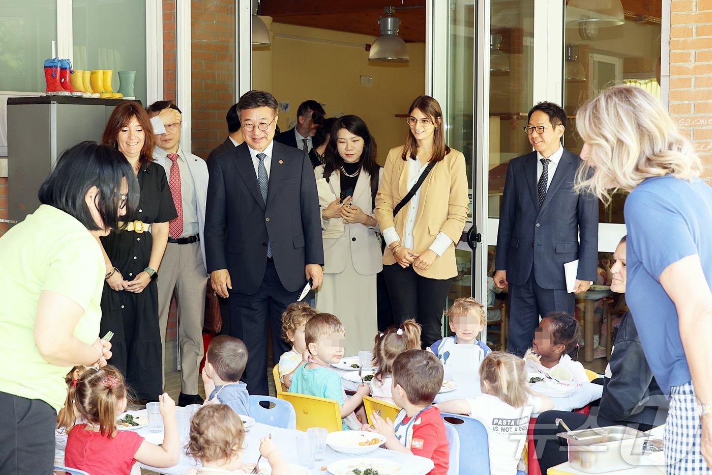 (서울=뉴스1) = 윤호중 행정안전부 장관이 11일(현지시간) 이탈리아 볼로냐 카디아이 돌봄사회적협동조합이 운영하는 어린이 보육시설을 방문하여 지역 맞춤형 돌봄 서비스 정책 현장을 …