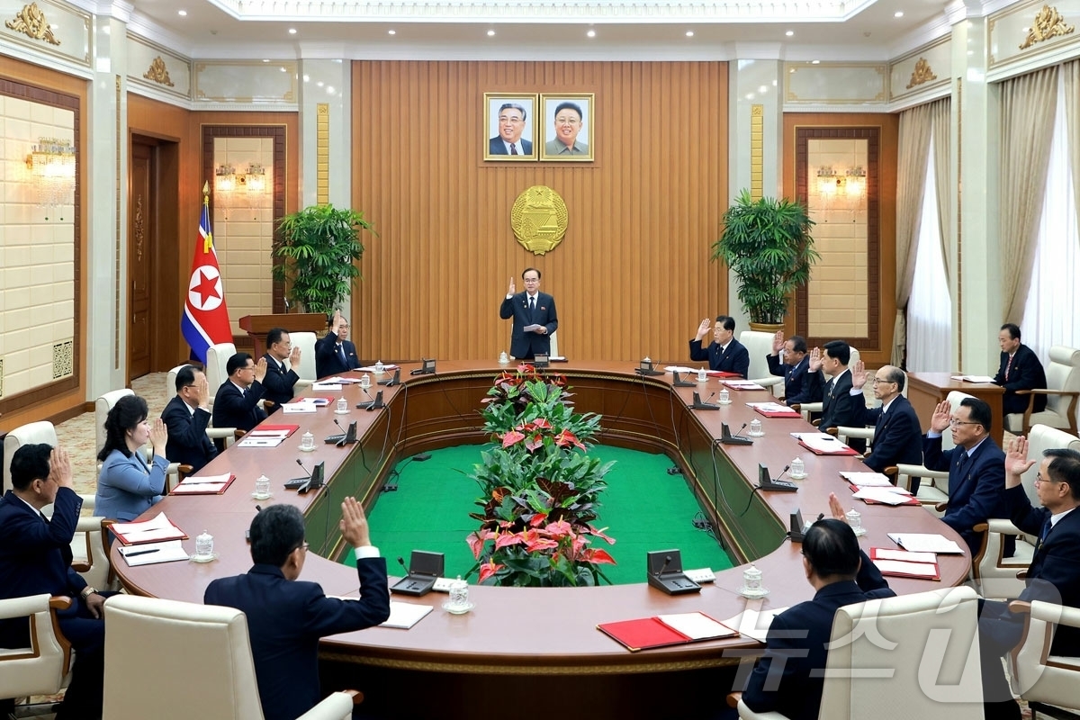 (평양 노동신문=뉴스1) = 북한 노동당 기관지 노동신문은 12일 "최고인민회의 상임위원회 제15기 제1차 전원회의가 11일 평양의사당에서 진행됐다"라고 보도했다. [국내에서만 사 …