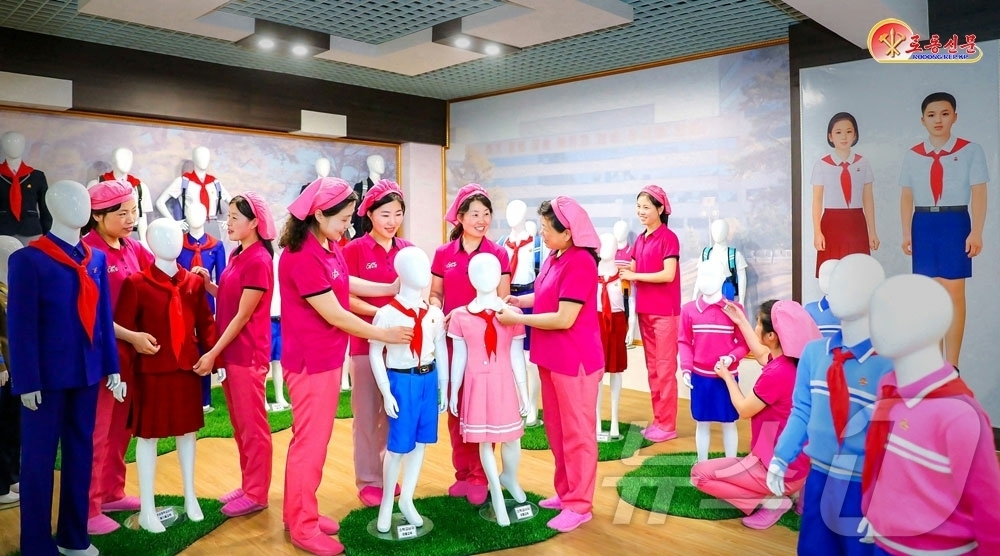 (평양 노동신문=뉴스1) = 북한 노동당 기관지 노동신문은 12일 평양학생교복공장 직원들을 조명했다. [국내에서만 사용가능. 재배포 금지. DB 금지. For Use Only in …