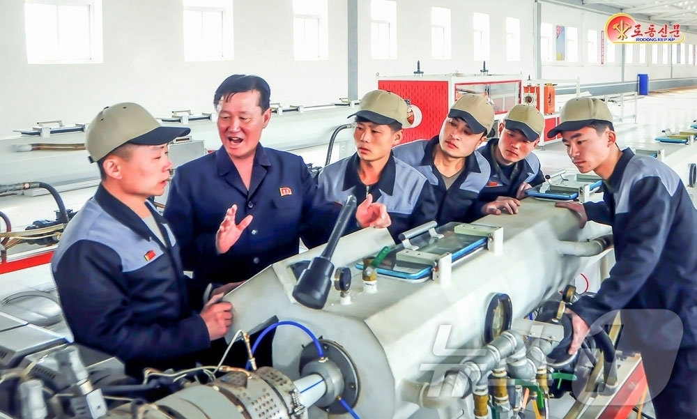 (평양 노동신문=뉴스1) = 북한 노동당 기관지 노동신문은 12일 황해북도 당 위원회 간부들이 기술 문제 해결에 주력하고 있다고 보도했다. [국내에서만 사용가능. 재배포 금지. D …
