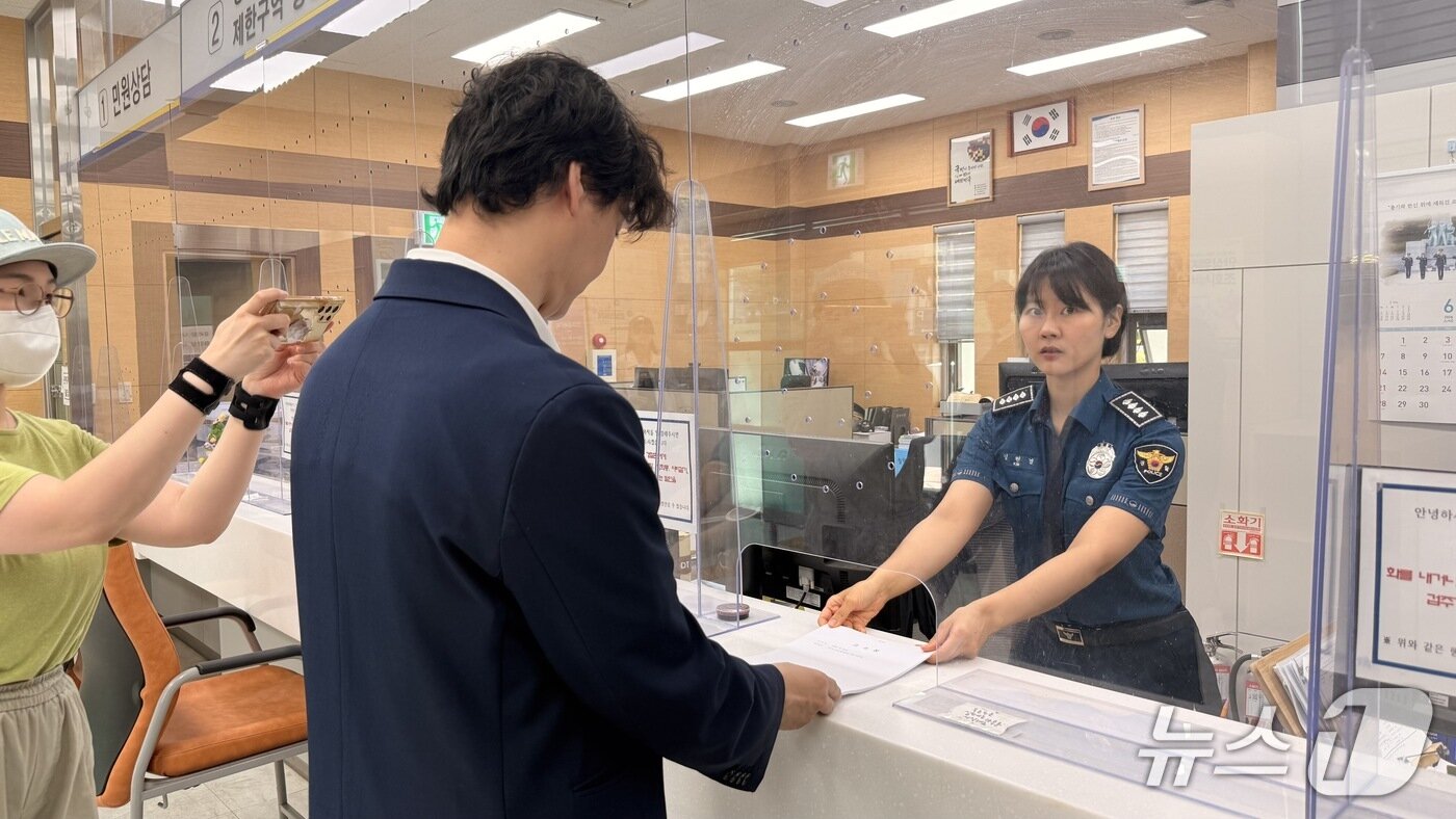 본문 이미지 - 한국디지털콘텐츠창작자협회(이하 한콘창)와 뉴토끼·북토끼 불법유통 피해 작가 134인이 11일 마나모아 운영자 국내 송환에 맞춰 경찰청에 형사고소장을 접수하고 서울경찰청 앞에서 긴급 기자회견을 열었다. 이들은 뉴토끼 운영자 수사와 함께 뉴토끼·북토끼와 마나모아의 관계, 광고 수익 흐름, 공범·조력자 여부까지 규명해야 한다고 요구했다.