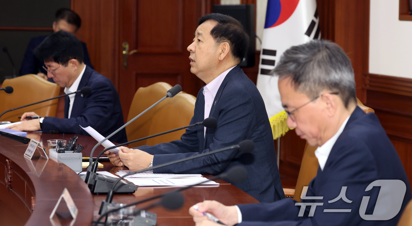 (서울=뉴스1) 김명섭 기자 = 구윤철 경제부총리 겸 재정경제부 장관이 12일 서울 종로구 세종대로 정부서울청사에서 열린 비상경제본부회의 겸 경제관계장관회의에서 모두 발언을 하고 …
