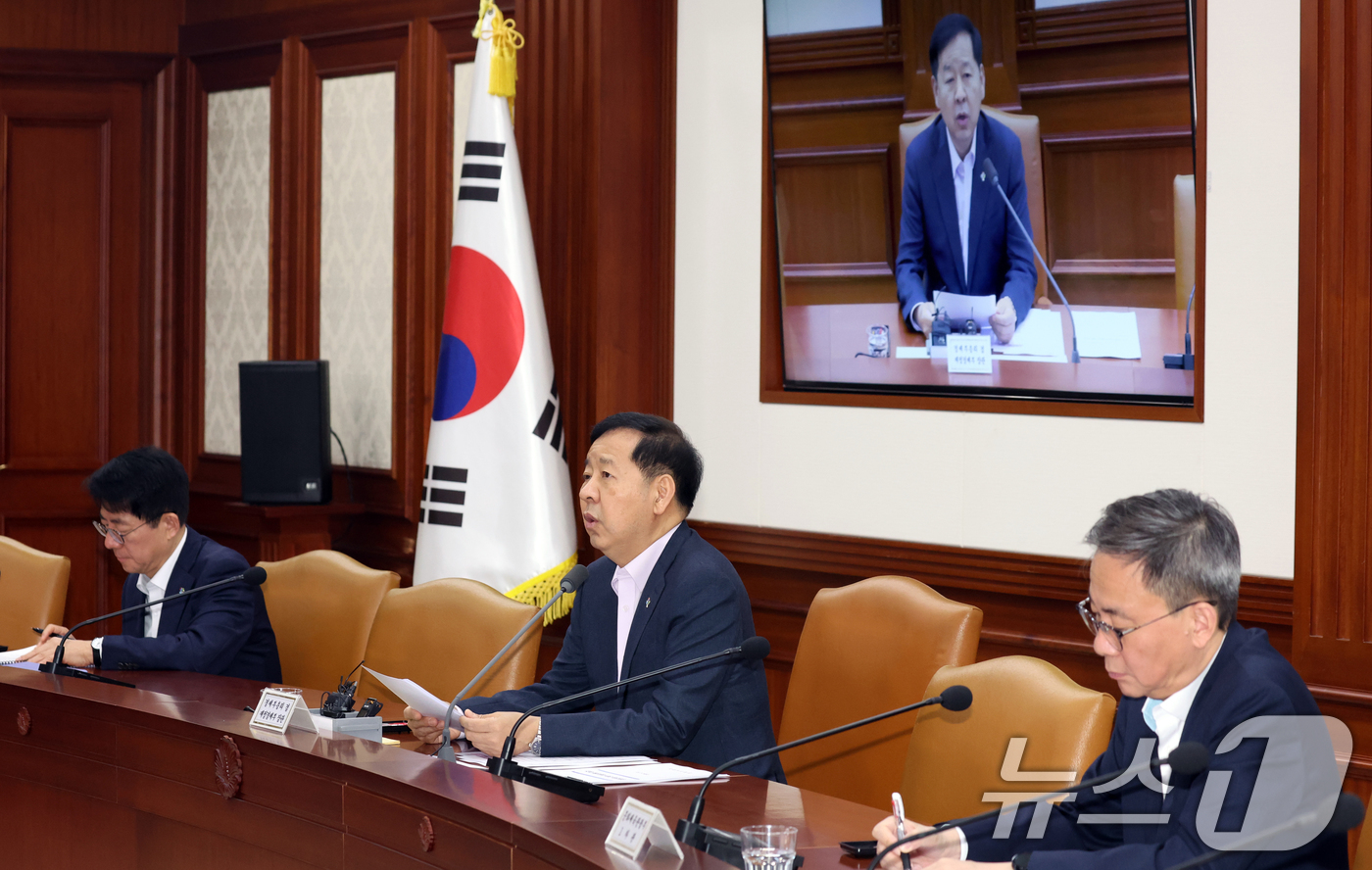 (서울=뉴스1) 김명섭 기자 = 구윤철 경제부총리 겸 재정경제부 장관이 12일 서울 종로구 세종대로 정부서울청사에서 열린 비상경제본부회의 겸 경제관계장관회의에서 모두 발언을 하고 …