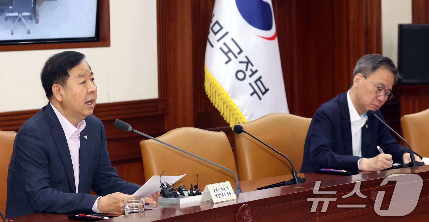 (서울=뉴스1) 김명섭 기자 = 구윤철 경제부총리 겸 재정경제부 장관이 12일 서울 종로구 세종대로 정부서울청사에서 열린 비상경제본부회의 겸 경제관계장관회의에서 모두 발언을 하고 …
