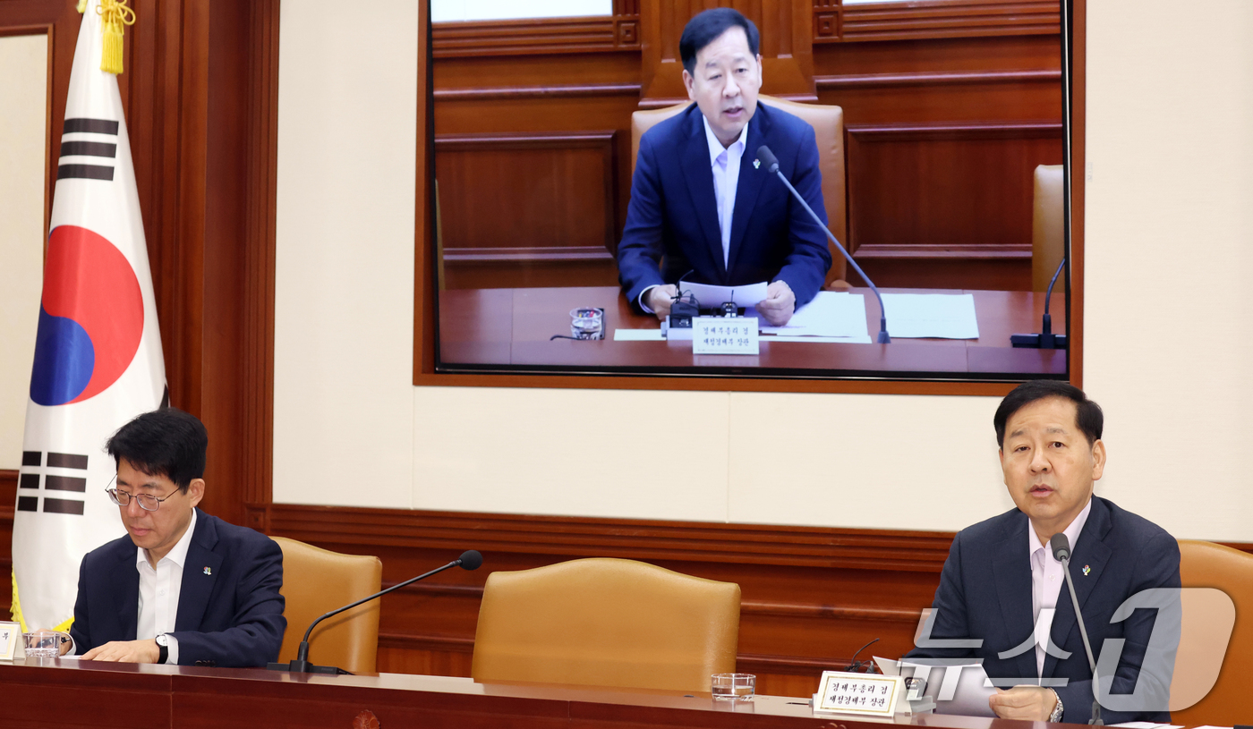 (서울=뉴스1) 김명섭 기자 = 구윤철 경제부총리 겸 재정경제부 장관이 12일 서울 종로구 세종대로 정부서울청사에서 열린 비상경제본부회의 겸 경제관계장관회의에서 모두 발언을 하고 …
