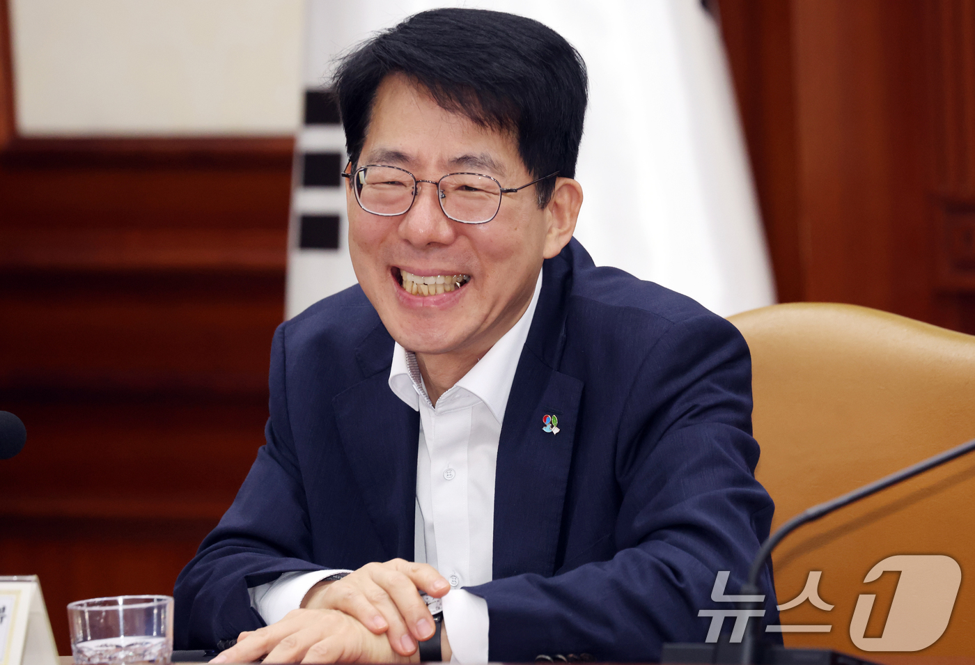 (서울=뉴스1) 김명섭 기자 = 황종우 해양수산부 장관이 12일 서울 종로구 세종대로 정부서울청사에서 열린 비상경제본부회의 겸 경제관계장관회의에서 참석자들과 대화를 하고 있다. …