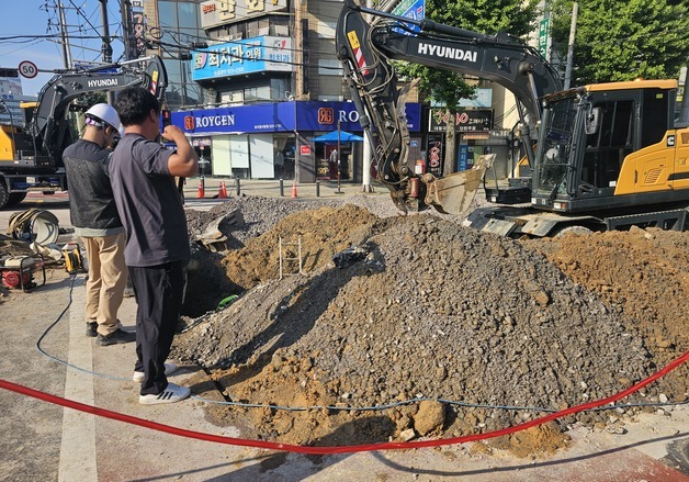 광주 서방사거리 도로에 직경 1m 싱크홀…출근길 도로 통제(종합)