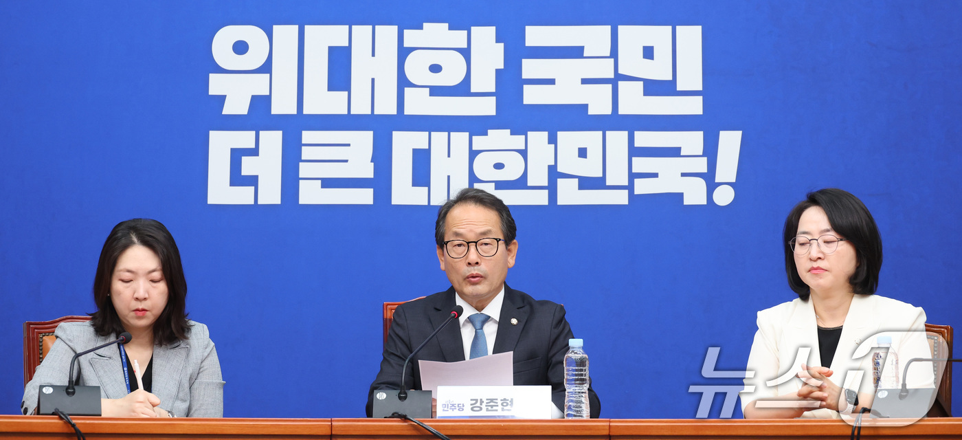 (서울=뉴스1) 신웅수 기자 = 강준현 더불어민주당 수석대변인이 12일 서울 여의도 국회에서 현안 관련 기자간담회를 하고 있다. 2026.6.12/뉴스1