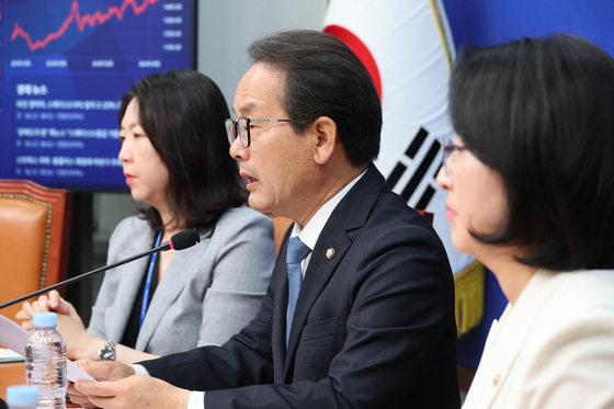 현안 관련 답변하는 강준현 민주당 수석대변인