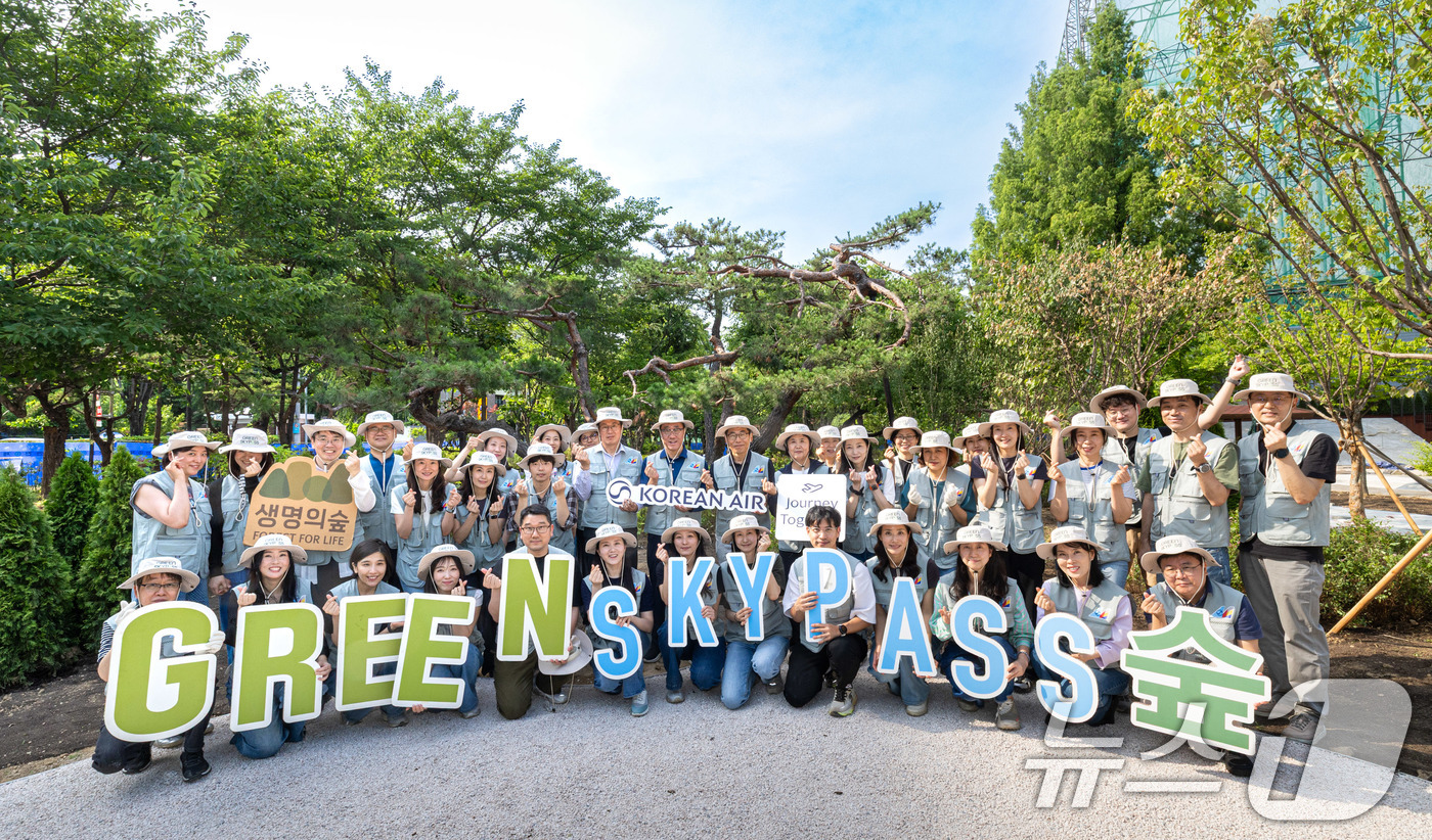 (서울=뉴스1) = 지난 11일 오후 서울 영등포구 문래근린공원에서 열린 '그린 스카이패스(GREEN SKYPASS) 프로젝트' 식림 행사에서 대한항공·아시아나항공 임직원들이 기념 …