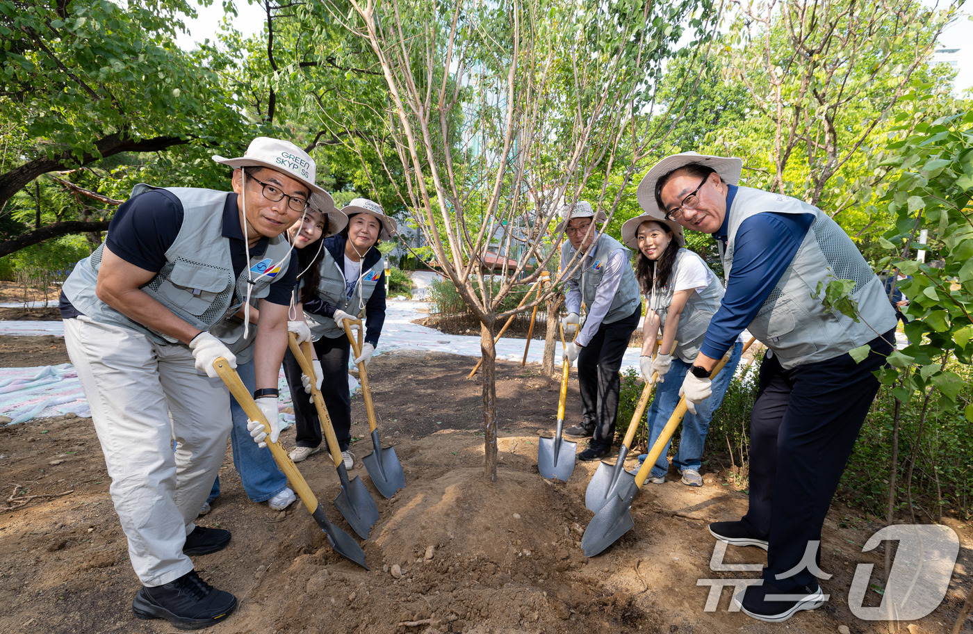 (서울=뉴스1) = 지난 11일 오후 서울 영등포구 문래근린공원에서 열린 '그린 스카이패스(GREEN SKYPASS) 프로젝트' 식림 행사에서 고광호 대한항공 여객사업본부장(오른쪽 …