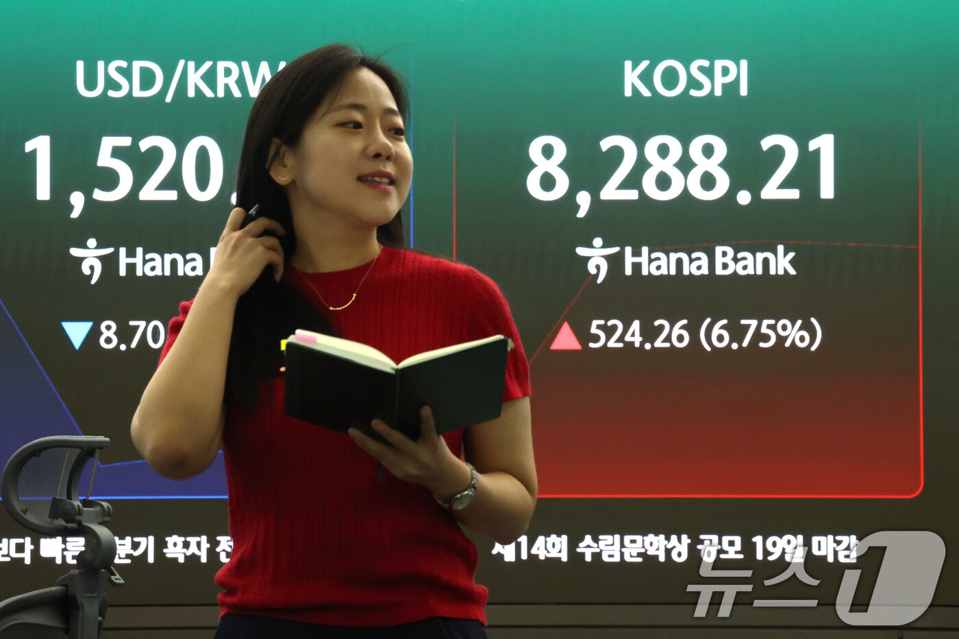 본문 이미지 - 코스피 지수가 6%대 급등 출발하며 매수 사이드카가 발동한 12일 오전 서울 중구 하나은행 본점 딜링룸 현황판에 전장대비 524.26포인트(6.75%) 상승하 8,288.21를 나타내고 있다. 2026.6.12 ⓒ 뉴스1 이광호 기자