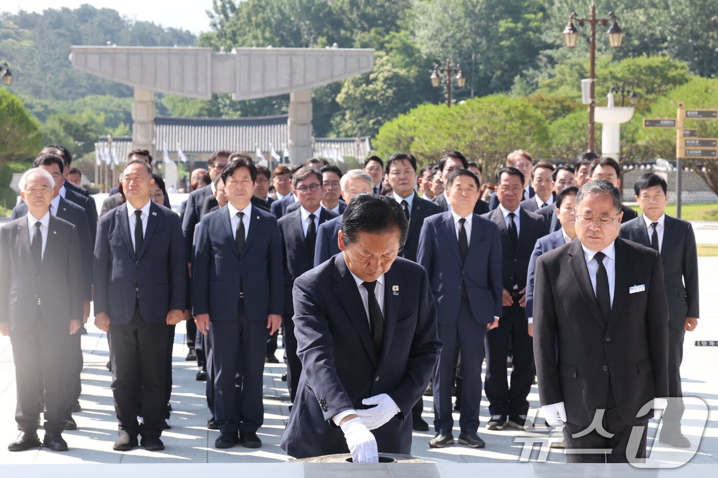 본문 이미지 - 정청래 더불어민주당 대표가 12일 광주 북구 운정동 5·18국립묘지를 찾아 오월영령에 분향하고 있다. 2026.6.12 ⓒ 뉴스1 박지현 기자