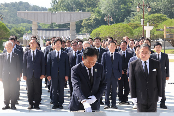 오월영령에 분향하는 정청래