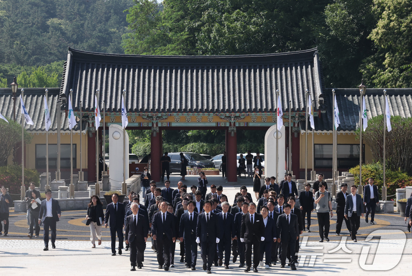 (광주=뉴스1) 박지현 기자 = 정청래 더불어민주당 대표가 12일 광주 북구 운정동 5·18국립묘지를 찾아 오월영령에 참배하기 위해 입장하고 있다. 2026.6.12/뉴스1