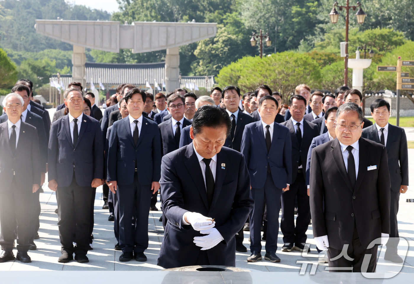 (광주=뉴스1) 박지현 기자 = 정청래 더불어민주당 대표가 12일 광주 북구 운정동 5·18국립묘지를 찾아 오월영령에 분향하고 있다.  2026.6.12/뉴스1