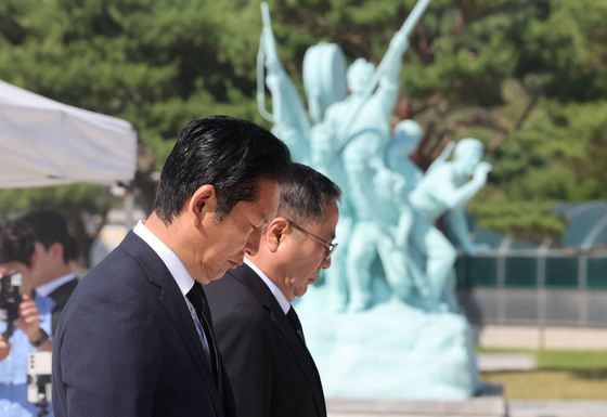 오월열사에 묵념하는 정청래