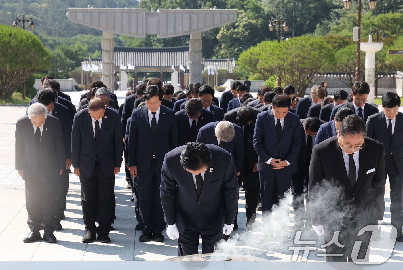 (광주=뉴스1) 박지현 기자 = 정청래 더불어민주당 대표가 12일 광주 북구 운정동 5·18국립묘지를 찾아 오월영령에 헌화와 분향 후 고개 숙여 인사하고 있다. 2026.6.12/ …