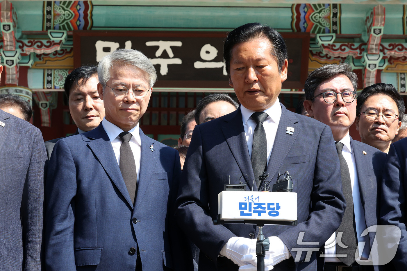 (광주=뉴스1) 박지현 기자 = 정청래 더불어민주당 대표가 12일 광주 북구 운정동 5·18국립묘지를 찾아 오월영령 참배한 후 민주의문 앞에서 광주 방문 소감을 말하고 있다. 20 …