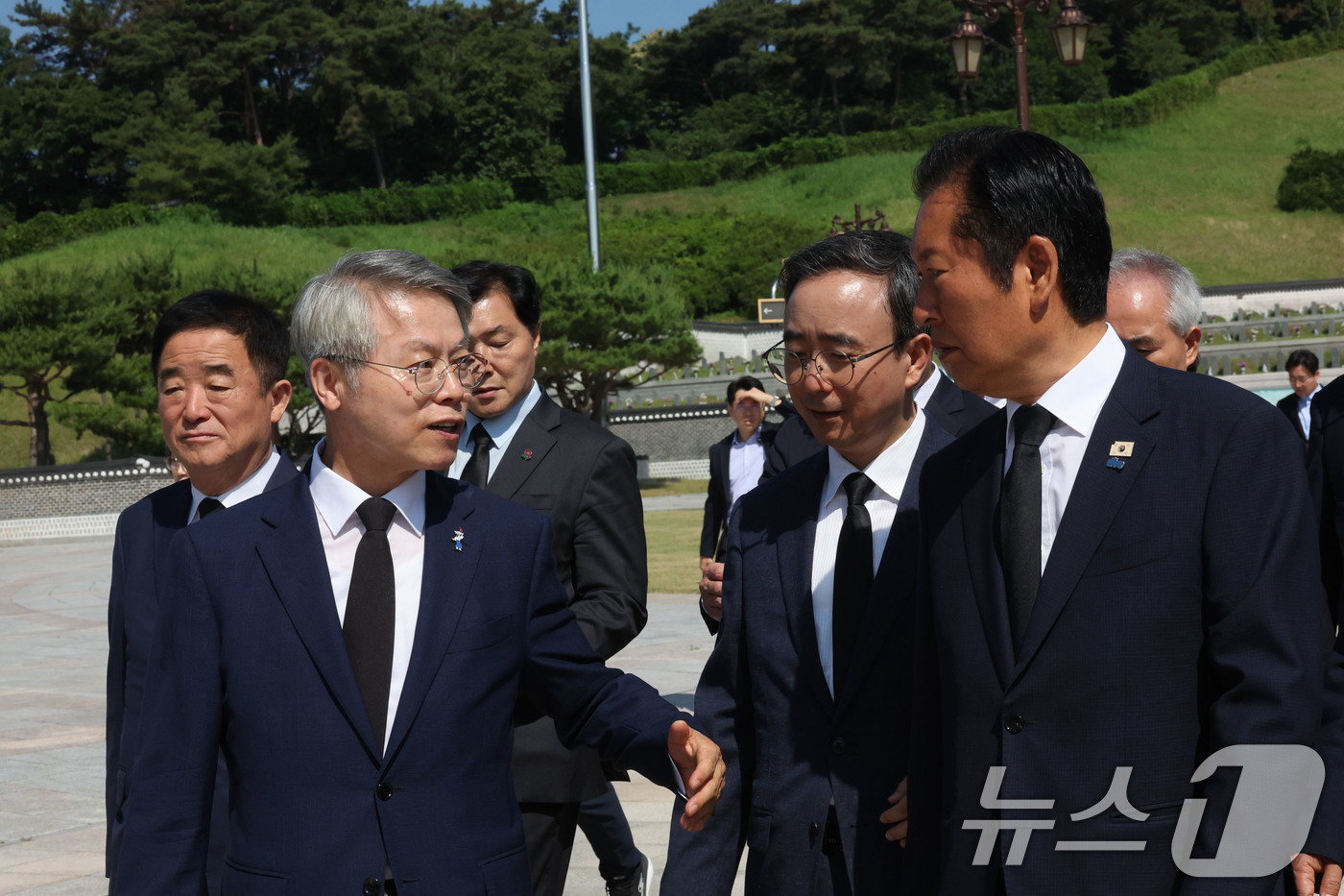 (광주=뉴스1) 박지현 기자 = 정청래 더불어민주당 대표가 12일 광주 북구 운정동 5·18국립묘지를 찾아 민형배 전남광주통합특별시장 당선인(왼쪽)과 대화를 나누고 있다. 2026 …