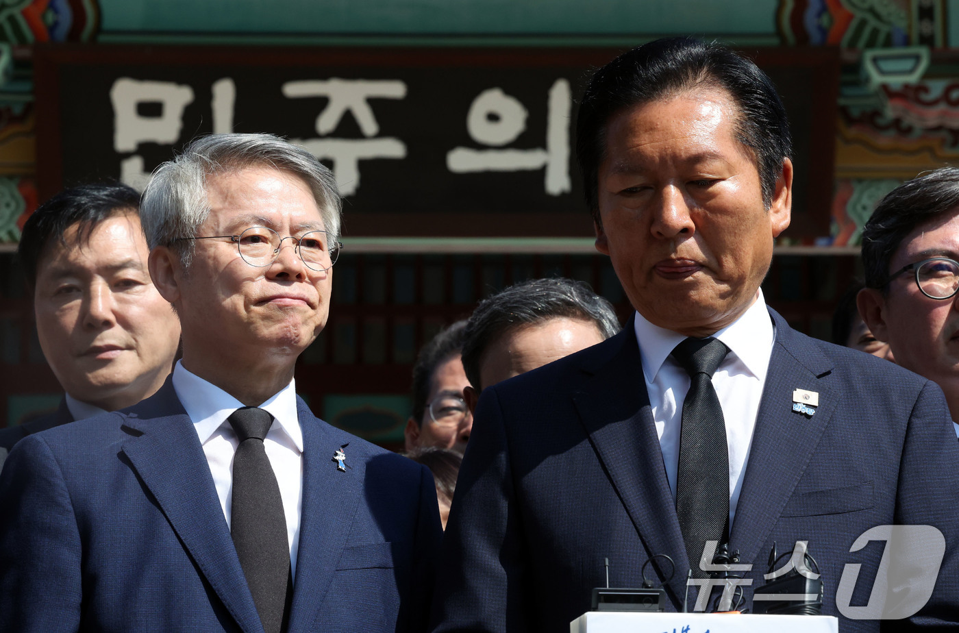 (광주=뉴스1) 박지현 기자 = 정청래 더불어민주당 대표가 12일 광주 북구 운정동 5·18국립묘지를 찾아 오월영령에 참배 후 민주의문 앞에서 광주 방문 소감을 말하고 있다. 20 …