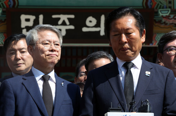 나란히 선 민형배·정청래