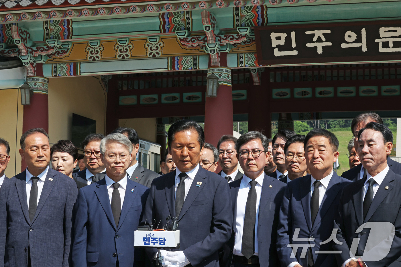 (광주=뉴스1) 박지현 기자 = 정청래 더불어민주당 대표가 12일 광주 북구 운정동 5·18국립묘지를 찾아 오월영령에 참배 후 민주의문 앞에서 광주 방문 소감을 말하고 있다. 20 …