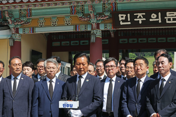 민주의문 앞에 선 정청래 민주당 대표