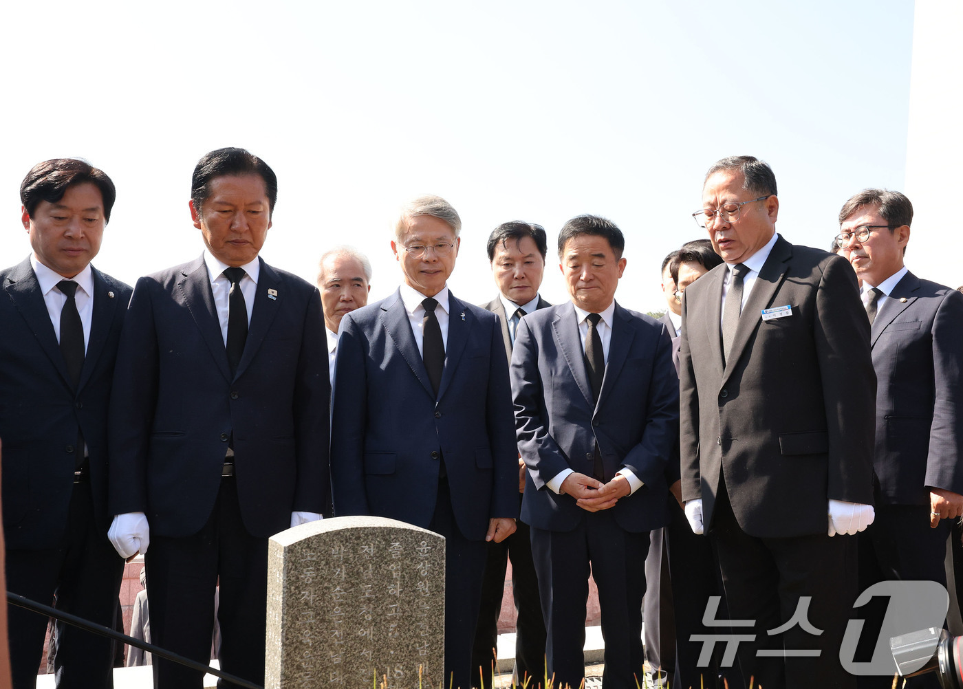 (광주=뉴스1) 박지현 기자 = 정청래 더불어민주당 대표와 민형배 전남광주통합특별시장 당선인이 12일 광주 북구 운정동 5·18국립묘지를 찾아 윤상원 열사 묘역 앞에서 설명을 듣고 …