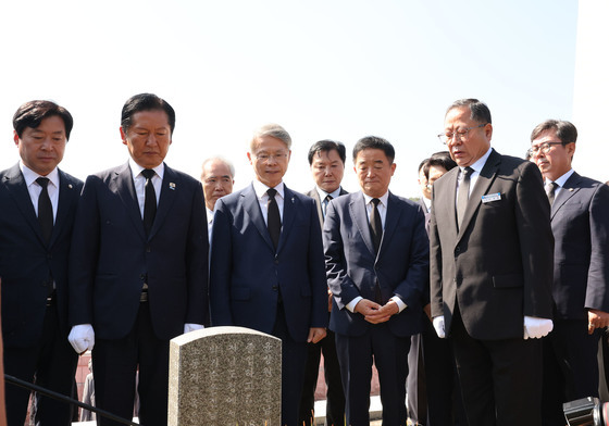 윤상원 열사 묘 찾은 정청래 대표