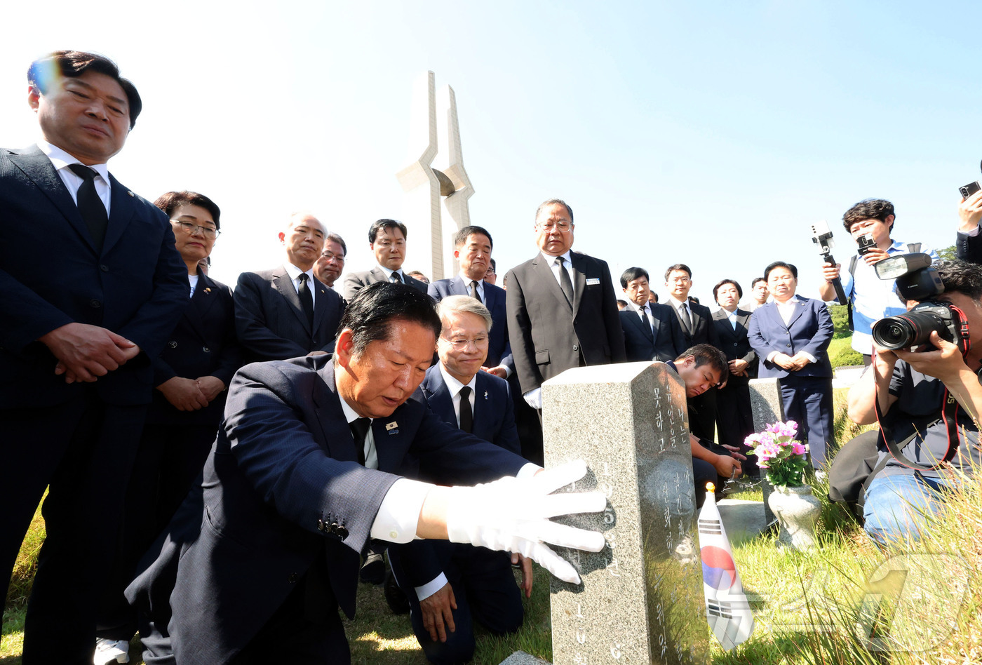 (광주=뉴스1) 박지현 기자 = 정청래 더불어민주당 대표와 민형배 전남광주통합특별시장 당선인이 12일 광주 북구 운정동 5·18국립묘지를 찾아 박관현 열사 묘역 앞에 무릎을 꿇고 …