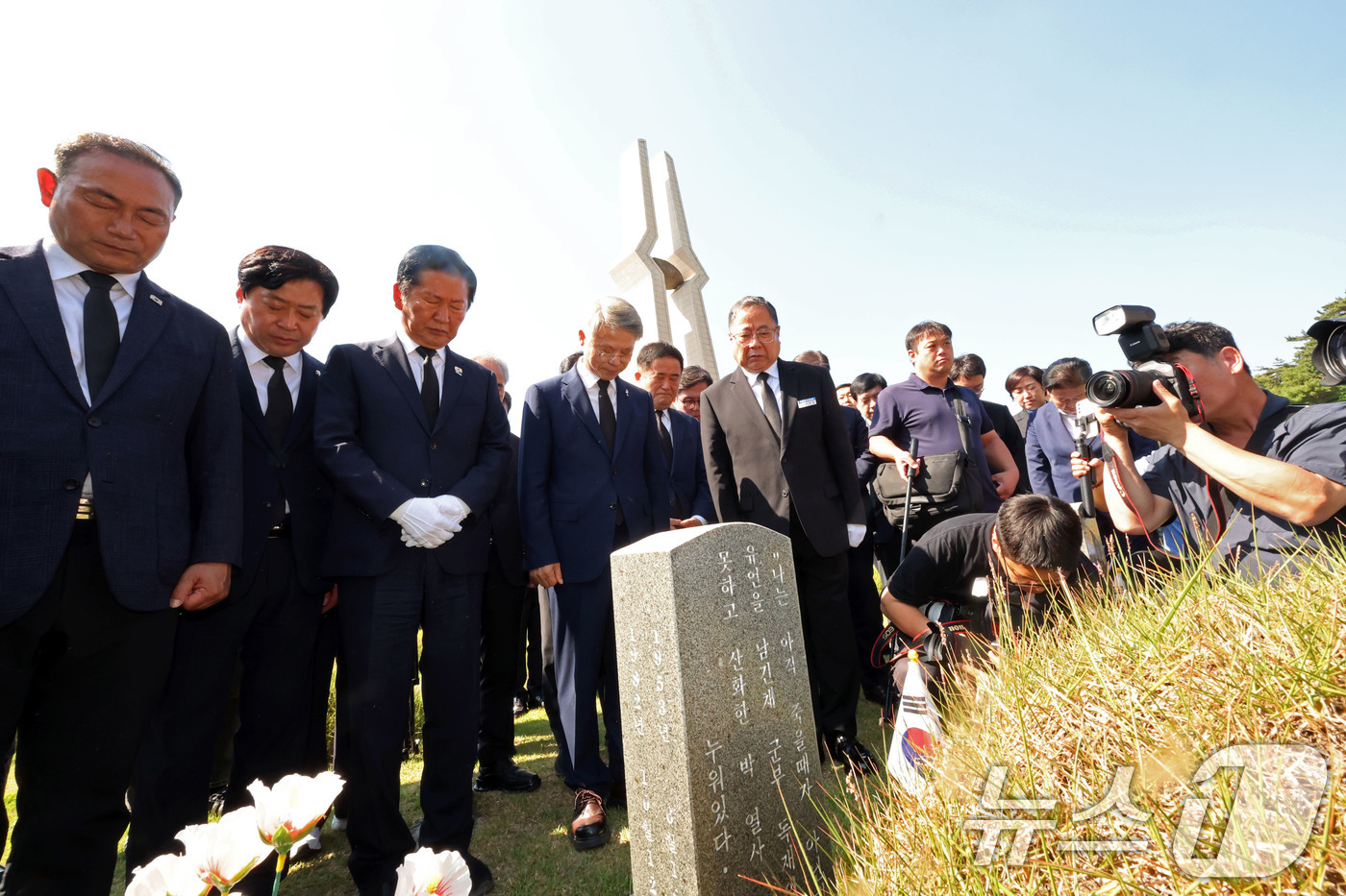 (광주=뉴스1) 박지현 기자 = 정청래 더불어민주당 대표와 민형배 전남광주통합특별시장 당선인이 12일 광주 북구 운정동 5·18국립묘지를 찾아 박관현 열사 묘역 앞에서 묵념하고 있 …