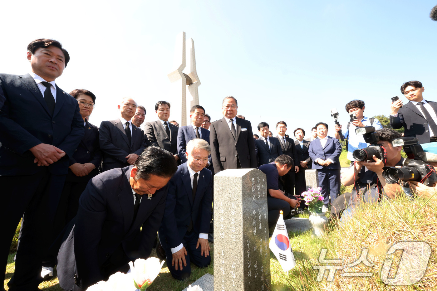 (광주=뉴스1) 박지현 기자 = 정청래 더불어민주당 대표와 민형배 전남광주통합특별시장 당선인이 12일 광주 북구 운정동 5·18국립묘지를 찾아 박관현 열사 묘역 앞에서 무릎 꿇고 …