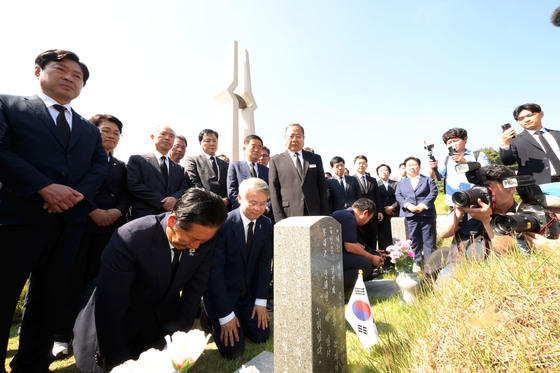 정청래 대표 박관현 묘역서 무릎 꿇고 묵념