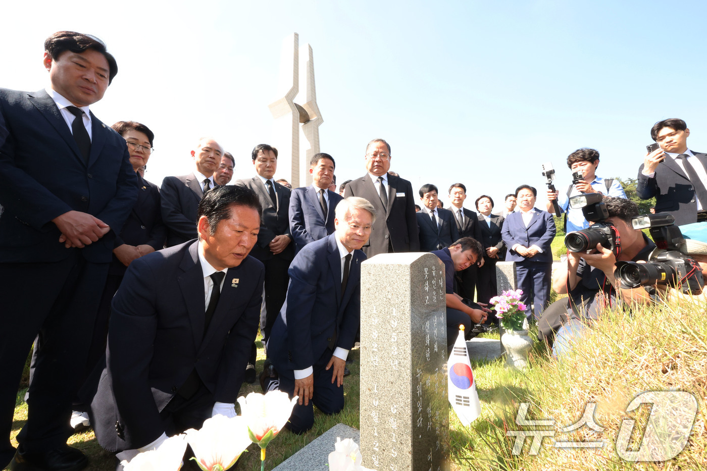 (광주=뉴스1) 박지현 기자 = 정청래 더불어민주당 대표와 민형배 전남광주통합특별시장 당선인이 12일 광주 북구 운정동 5·18국립묘지를 찾아 박관현 열사 묘역 앞에서 묵념하고 있 …