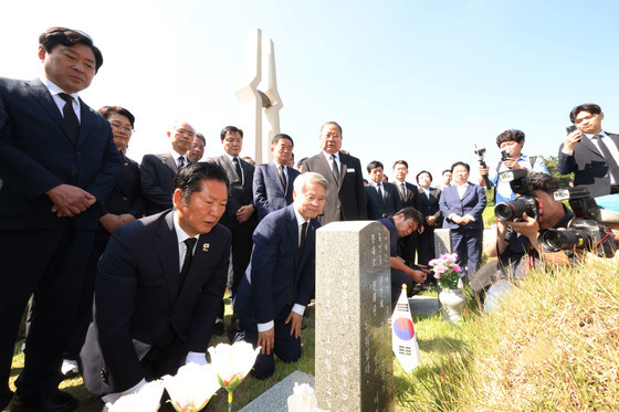 정청래 대표, 오월열사 참배