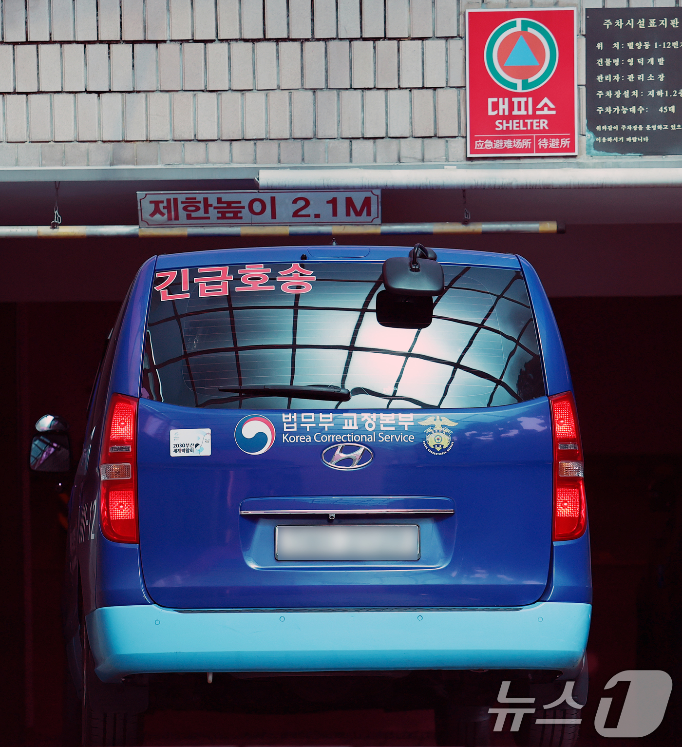 (과천=뉴스1) 오대일 기자 = 조태용 전 국가정보원장을 태운 호송차량이 12일 경기 과천시 2차 종합특검 사무실로 들어서고 있다.조 전 원장은 비상계엄 선포 직후인 2024년 1 …