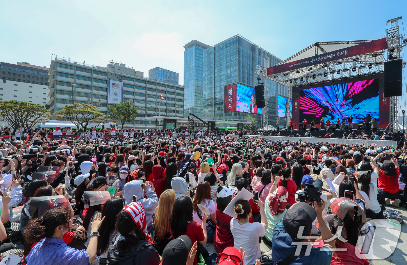 (서울=뉴스1) 안은나 기자 = 밴드 트랜스픽션과 그룹 코르티스가 12일 서울 종로구 광화문광장에서 2026 북중미월드컵 A조 조별리그 1차전 대한민국과 체코의 경기 거리응원을 앞 …