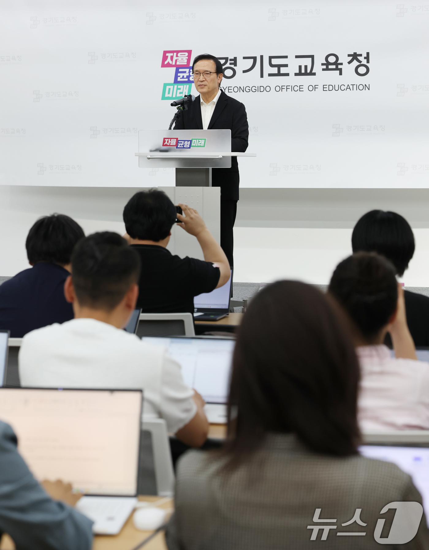 (수원=뉴스1) 김영운 기자 = 임태희 경기도교육감이 12일 경기 수원시 영통구 경기도교육청에서 경기교육감 선거 '득표 입력 오류'와 관련해 기자회견을 하고 있다.지난 11일 제9 …