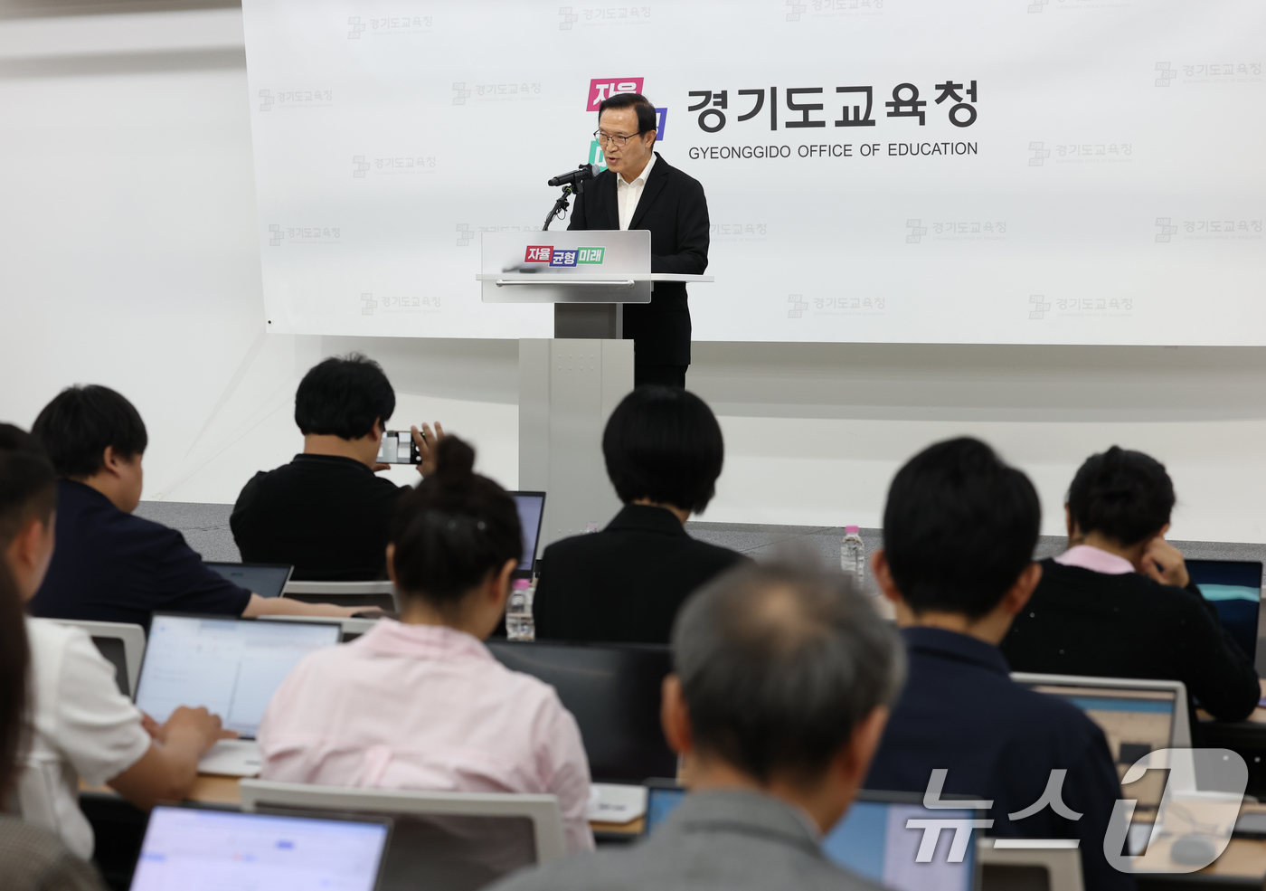 (수원=뉴스1) 김영운 기자 = 임태희 경기도교육감이 12일 경기 수원시 영통구 경기도교육청에서 경기교육감 선거 '득표 입력 오류'와 관련해 기자회견을 하고 있다.지난 11일 제9 …