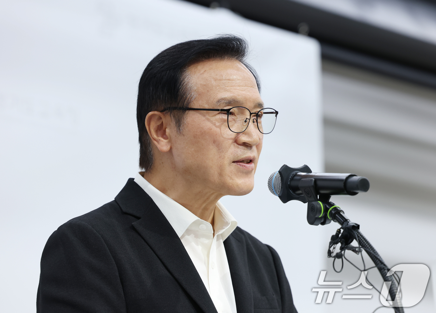 (수원=뉴스1) 김영운 기자 = 임태희 경기도교육감이 12일 경기 수원시 영통구 경기도교육청에서 경기교육감 선거 '득표 입력 오류'와 관련해 기자회견을 하고 있다.지난 11일 제9 …