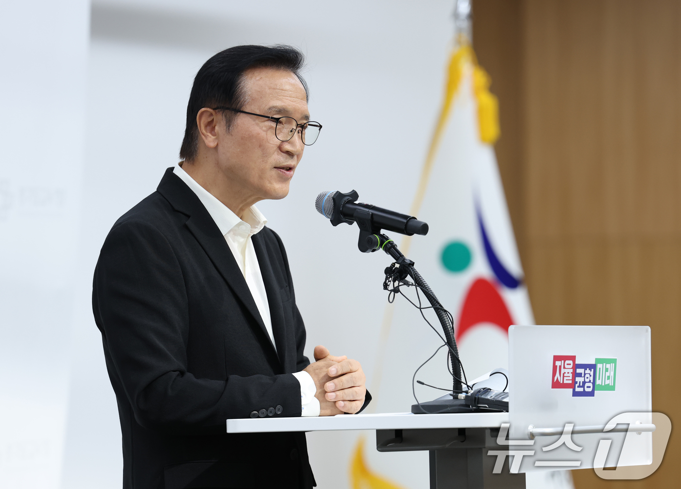 (수원=뉴스1) 김영운 기자 = 임태희 경기도교육감이 12일 경기 수원시 영통구 경기도교육청에서 경기교육감 선거 '득표 입력 오류'와 관련해 기자회견을 하고 있다.지난 11일 제9 …