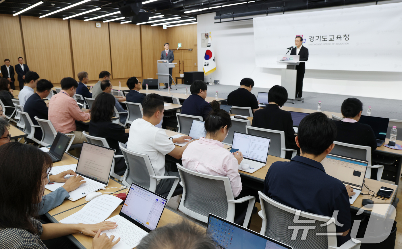 (수원=뉴스1) 김영운 기자 = 임태희 경기도교육감이 12일 경기 수원시 영통구 경기도교육청에서 경기교육감 선거 '득표 입력 오류'와 관련해 기자회견을 하고 있다.지난 11일 제9 …