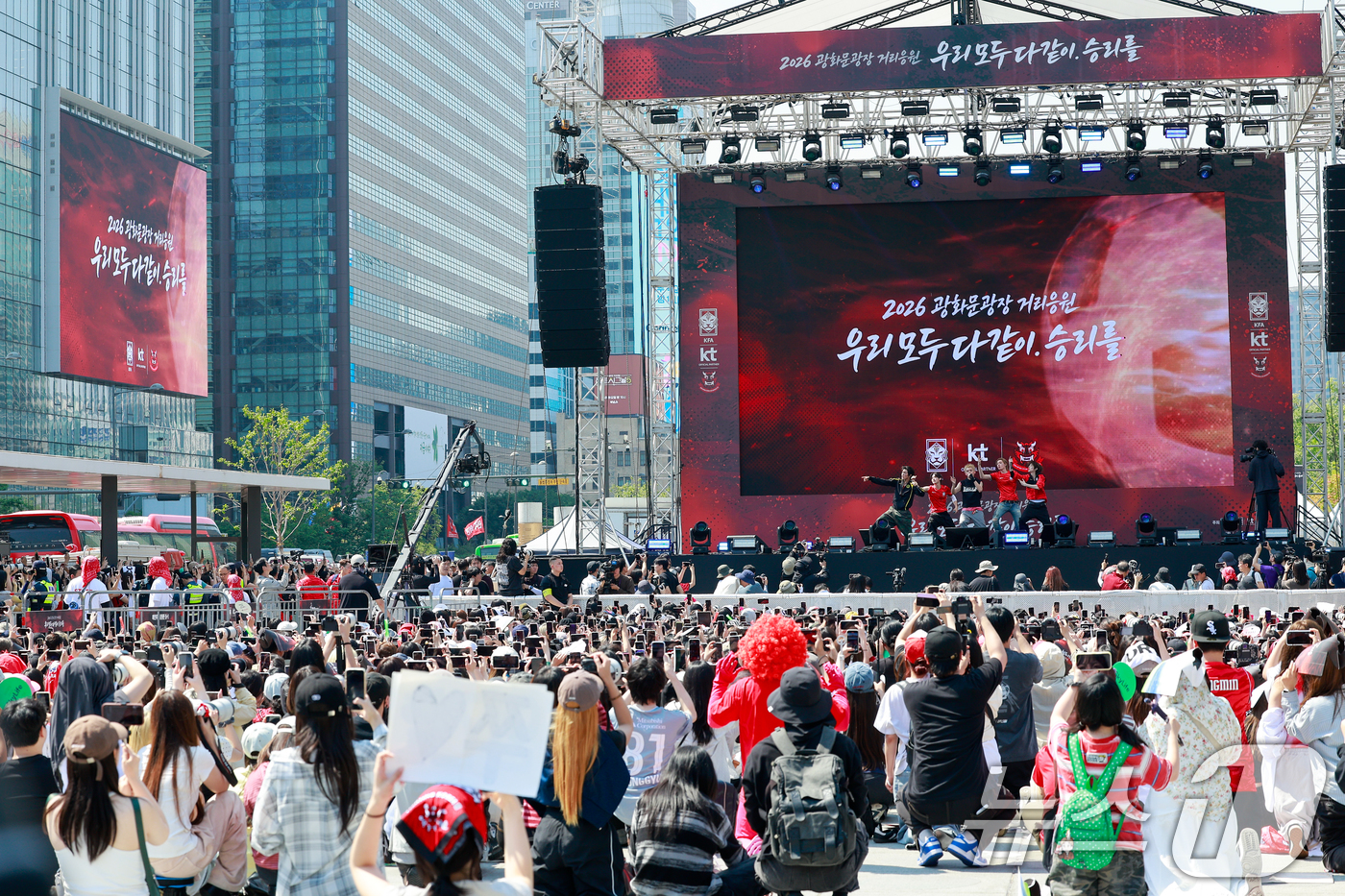 (서울=뉴스1) 안은나 기자 = 그룹 코르티스가 12일 서울 종로구 광화문광장에서 2026 북중미월드컵 A조 조별리그 1차전 대한민국과 체코의 경기 거리응원을 앞두고 공연을 펼치고 …