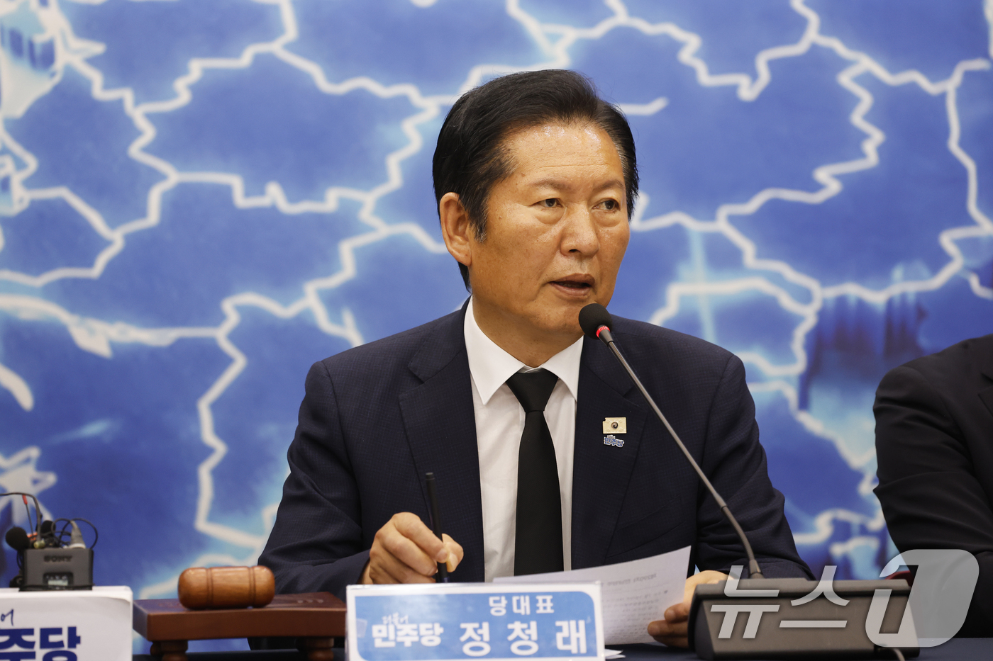 (광주=뉴스1) 김태성 기자 = 정청래 더불어민주당 대표가 12일 오전 광주시 김대중컨벤션센터에서 열린 민주당 전남광주현장 최고위원회의에서 모두발언을 하고 있다 2026.6.12/ …