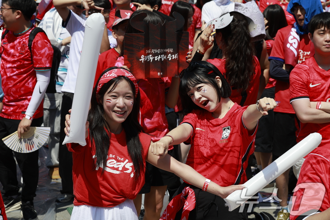 (서울=뉴스1) 안은나 기자 = 축구국가대표팀 공식 서포터즈 붉은악마를 비롯한 시민들이 12일 서울 종로구 광화문광장에서 2026 북중미월드컵 A조 조별리그 1차전 대한민국과 체코 …