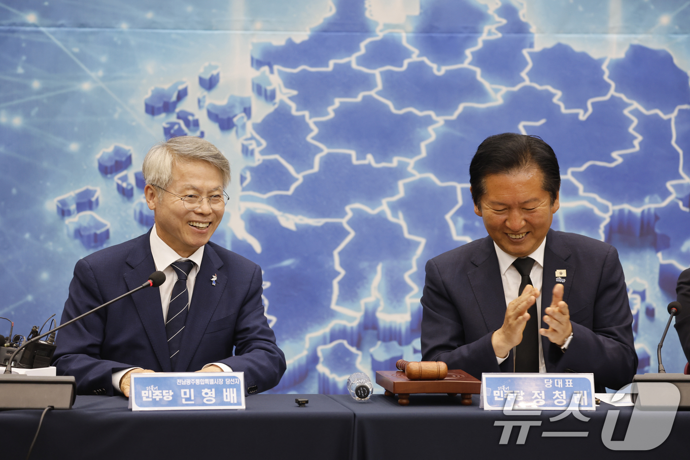 (광주=뉴스1) 김태성 기자 = 민형배 전남광주통합특별시장 당선자가 12일 오전 광주시 김대중컨벤션센터에서 열린 민주당 전남광주현장 최고위원회의에서 인사말을 하고 있다. 오른쪽은 …