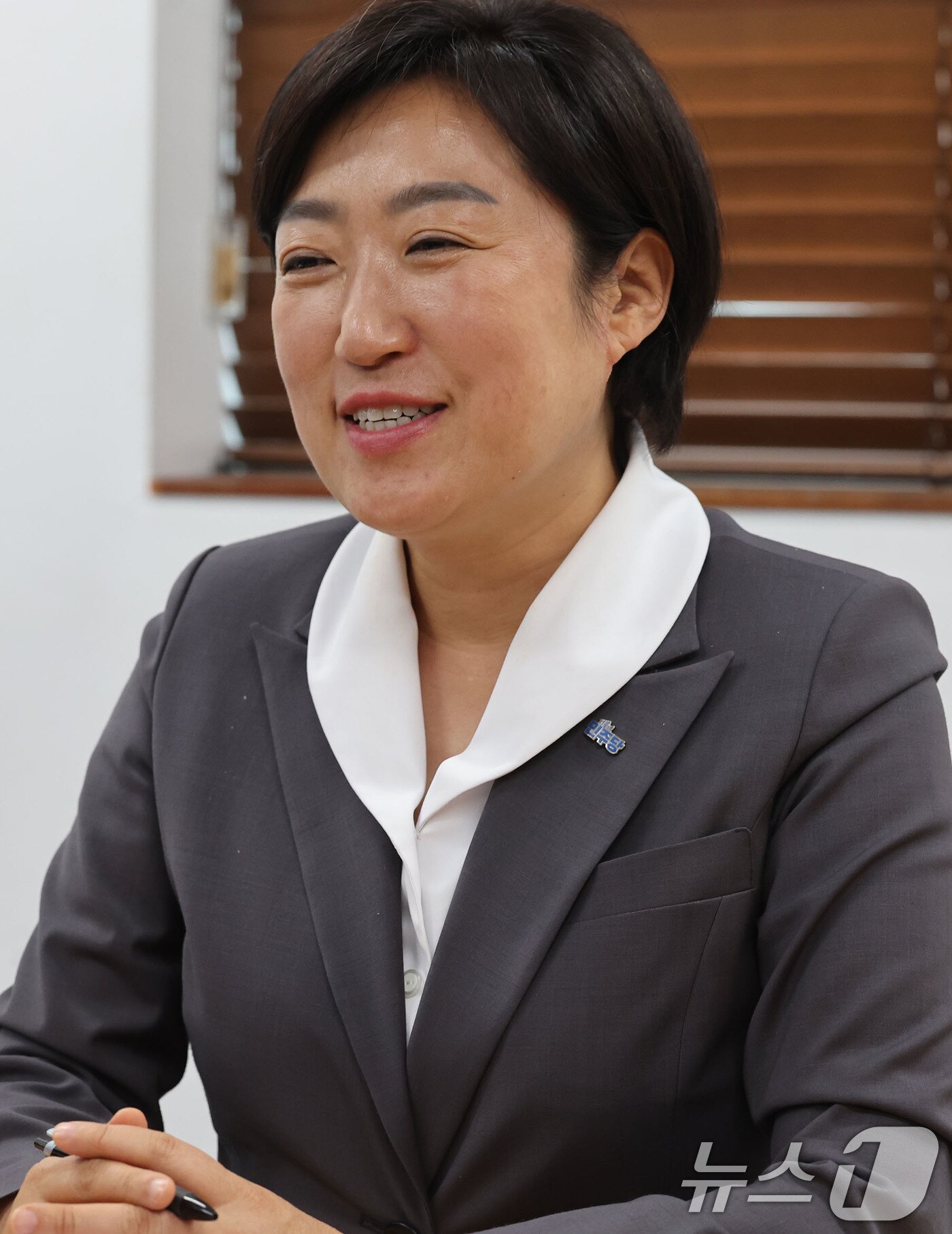 본문 이미지 - 신수정 전남광주통합특별시 북구청장 당선인이 12일 북구 우산동에 위치한 준비위원회 사무실에서 뉴스1과 인터뷰 하고 있다. 2026.6.12/뉴스1ⓒ 뉴스1 박지현 기자