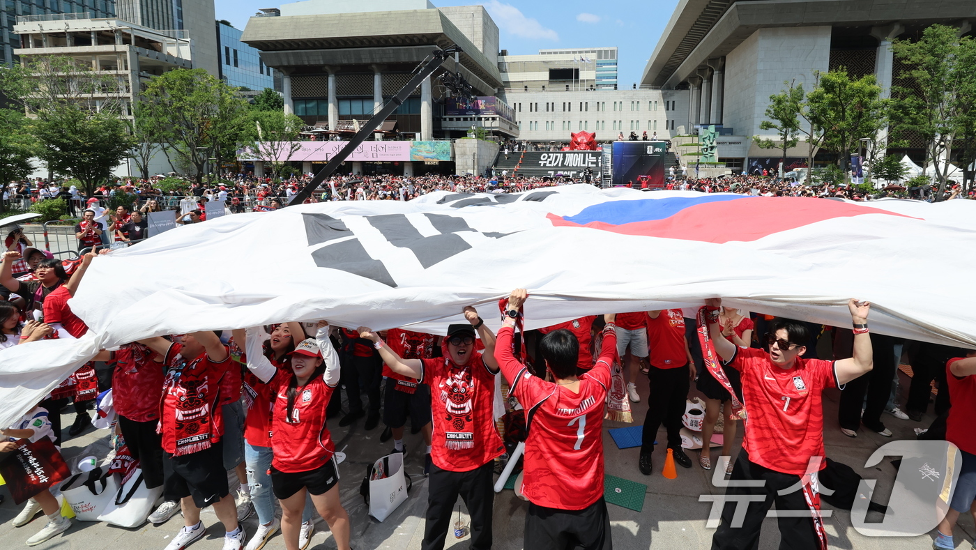 (서울=뉴스1) 안은나 기자 = 축구국가대표팀 공식 서포터즈 붉은악마를 비롯한 시민들이 12일 서울 종로구 광화문광장에서 2026 북중미월드컵 A조 조별리그 1차전 대한민국과 체코 …