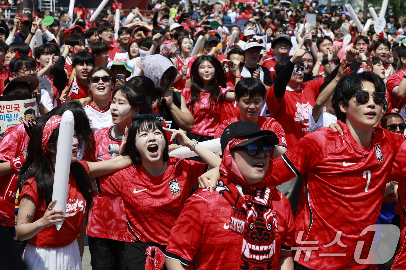 (서울=뉴스1) 안은나 기자 = 축구국가대표팀 공식 서포터즈 붉은악마를 비롯한 시민들이 12일 서울 종로구 광화문광장에서 2026 북중미월드컵 A조 조별리그 1차전 대한민국과 체코 …